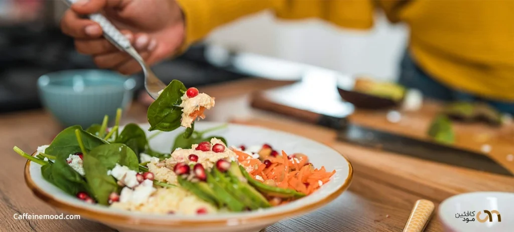 خوردن وعده غذایی سبک برای کاهش جذب سریع کافئین